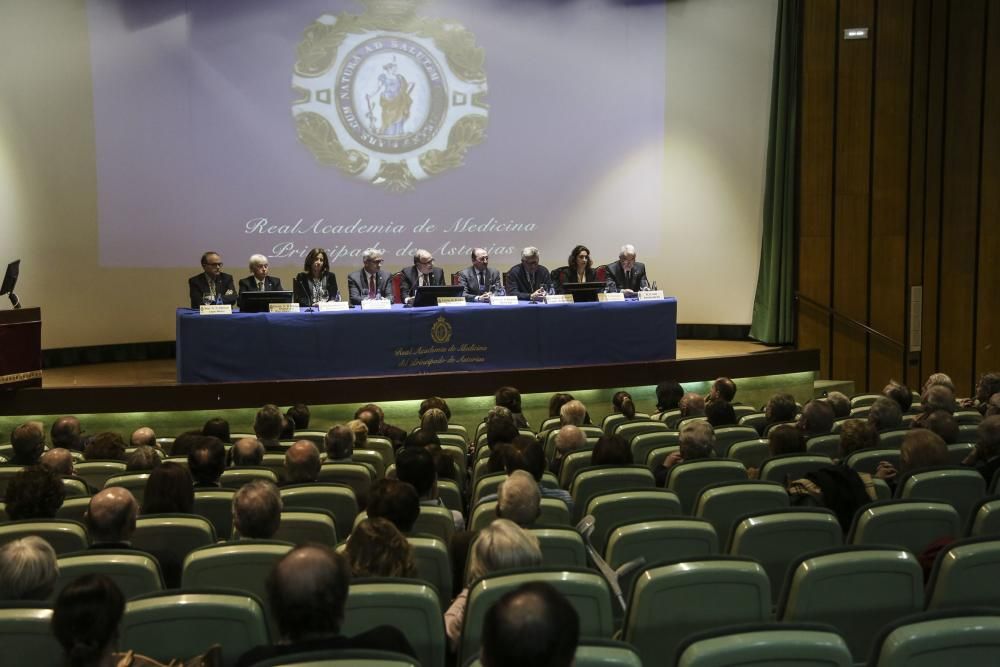 Homaneja a Barthe Aza en el Colegio de Médicos