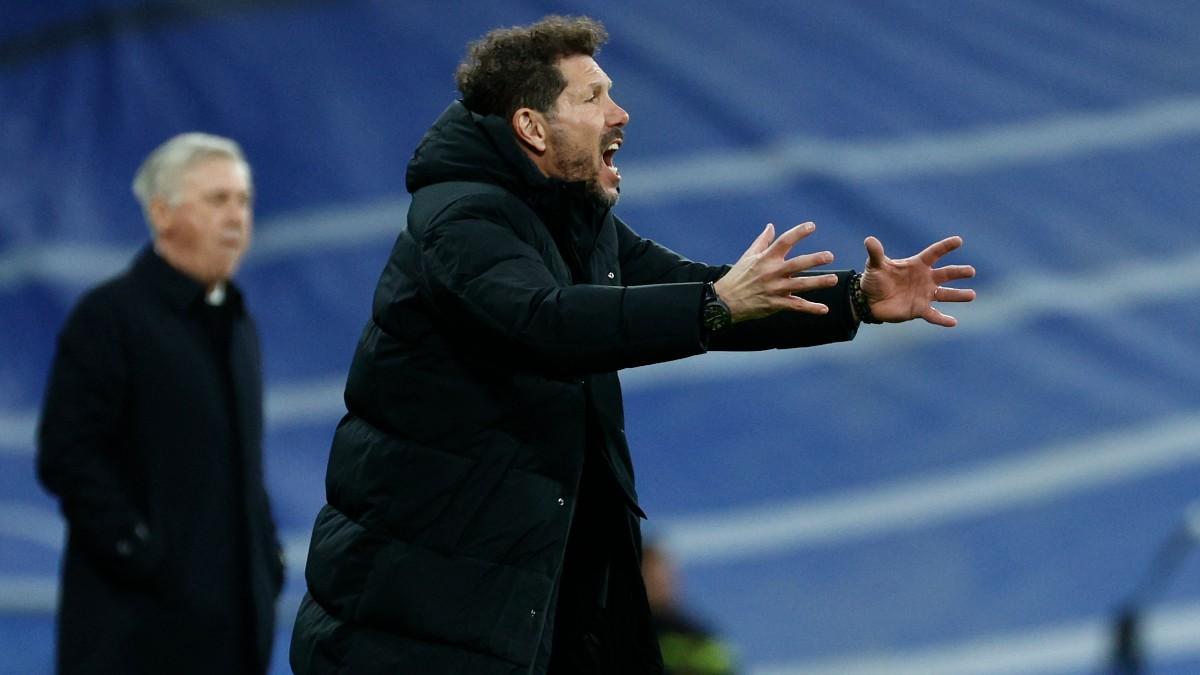 El entrenador del Atlético de Madrid, Diego Pablo Simeone reacciona durante el partido ante el Real Madrid