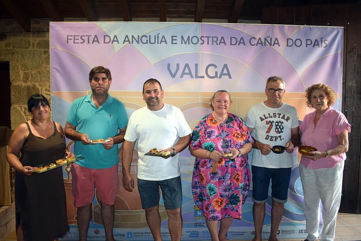 Participantes del certamen culinario mostrando sus recetas.