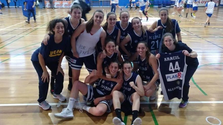 Las jugadoras, celebrando ayer el triunfo.