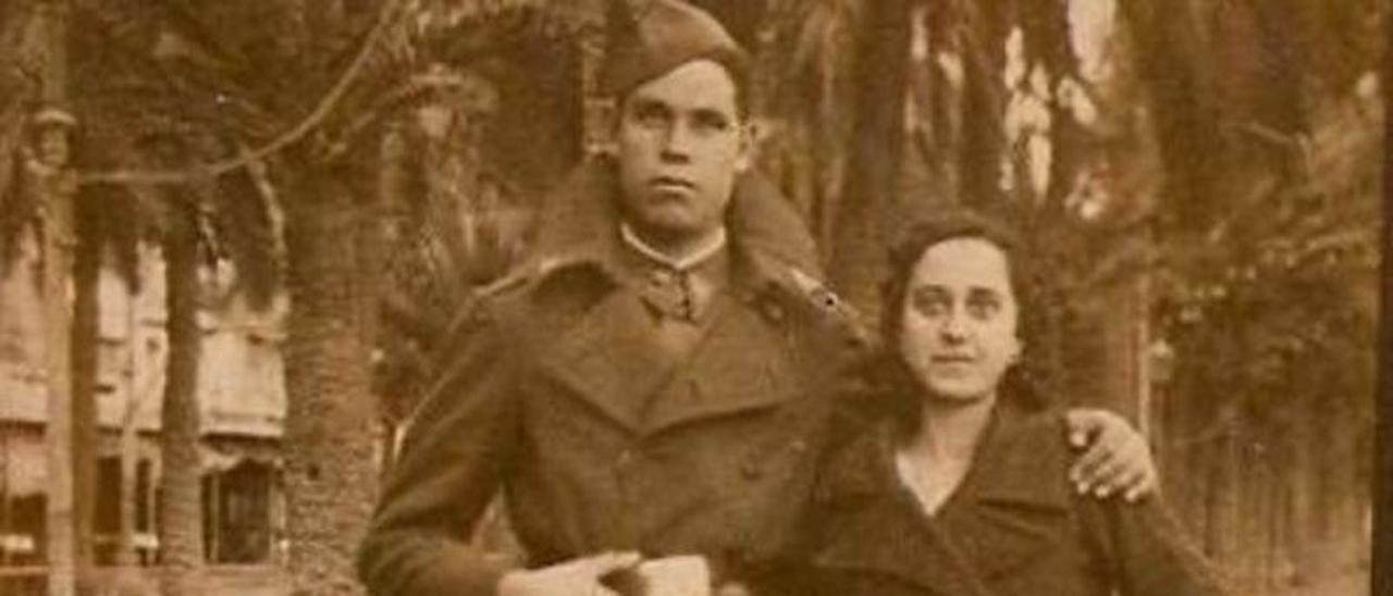 Francisco con su hermana María durante un permiso en julio de 1937.
