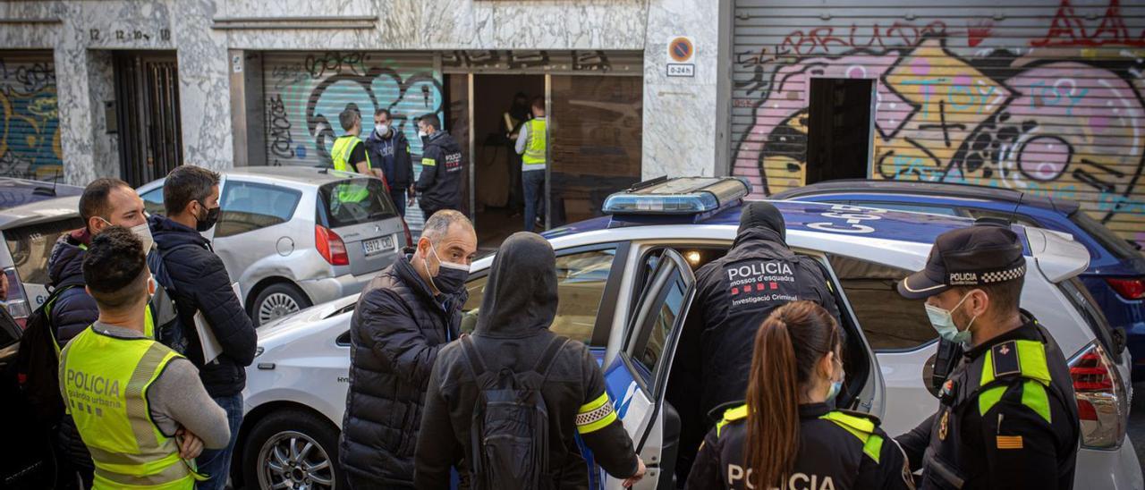 Desallotjament d’un narcopis a Barcelona el desembre de l’any passat. | JORDI OTIX