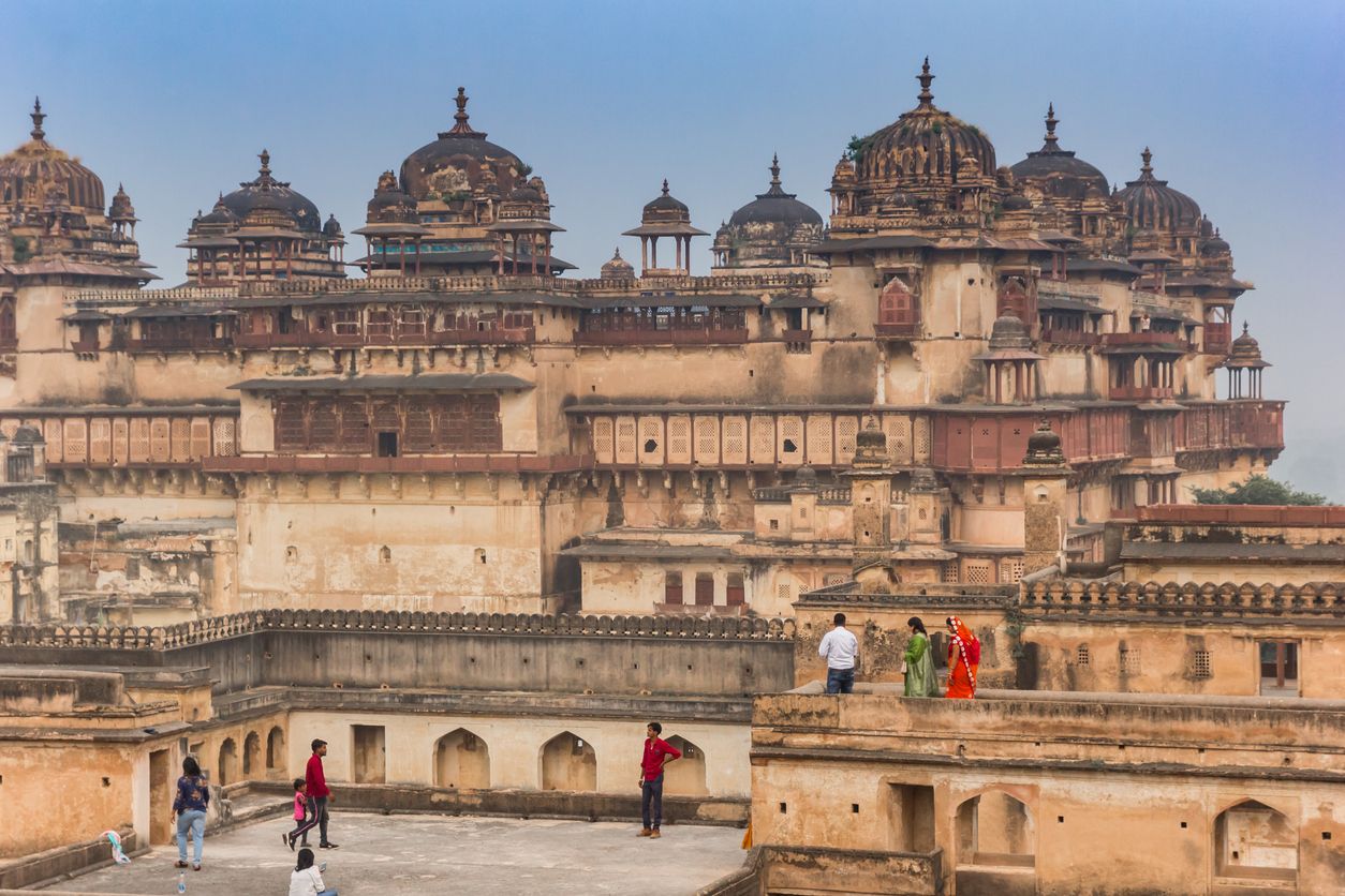 Turistas en el histórico fuerte de Orchha.