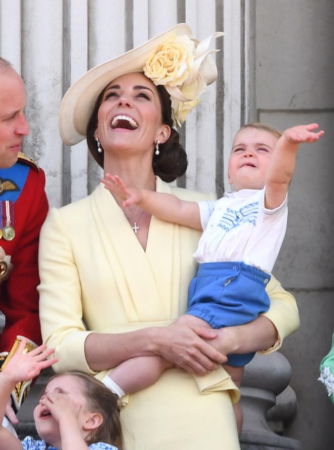 Kate Middleton disfruta junto a su familia con un vestido de Alexander McQueen de la exhibición aérea que forma parte del 'Trooping the colour'