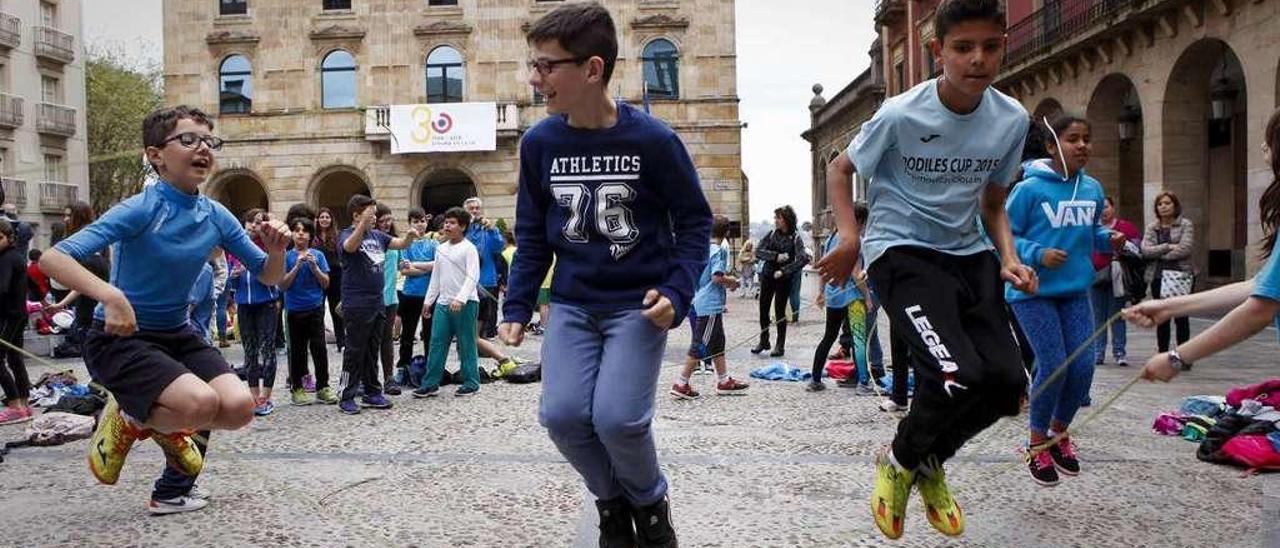 Alumnos del Cervantes, en la presentación en la plaza Mayor de su proyecto deportivo, en 2016.