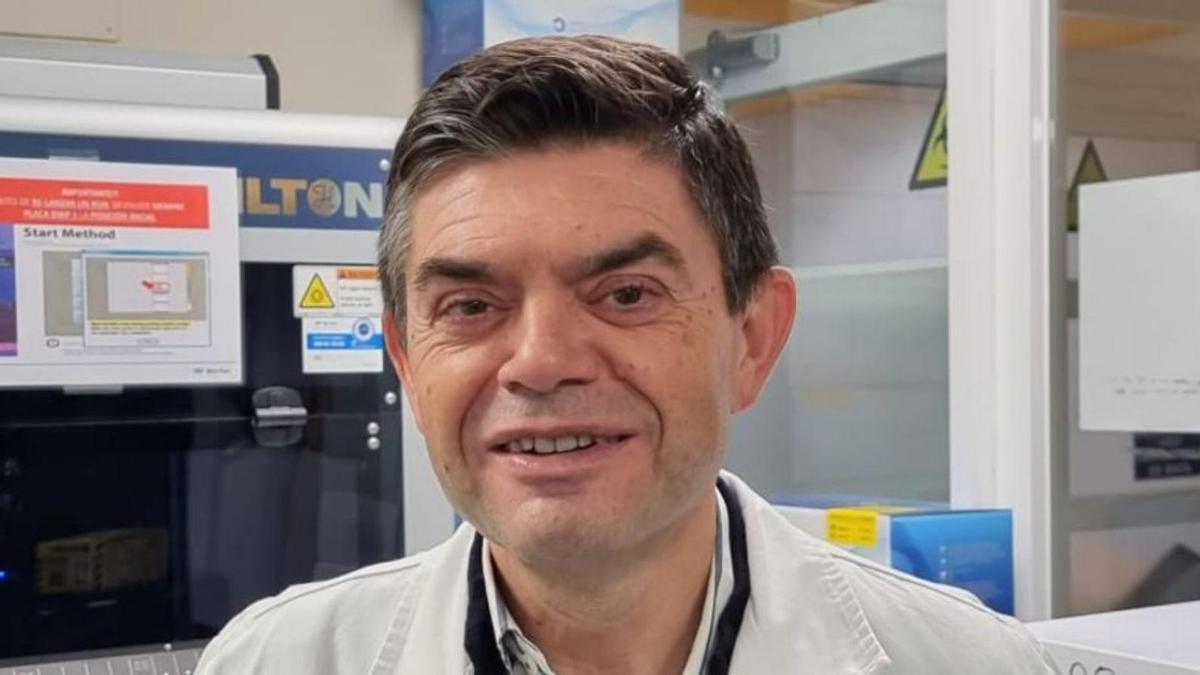 El doctor Germán Bou, en el laboratorio de Microbiología del Hospital Universitario de A Coruña.   | // L. O.
