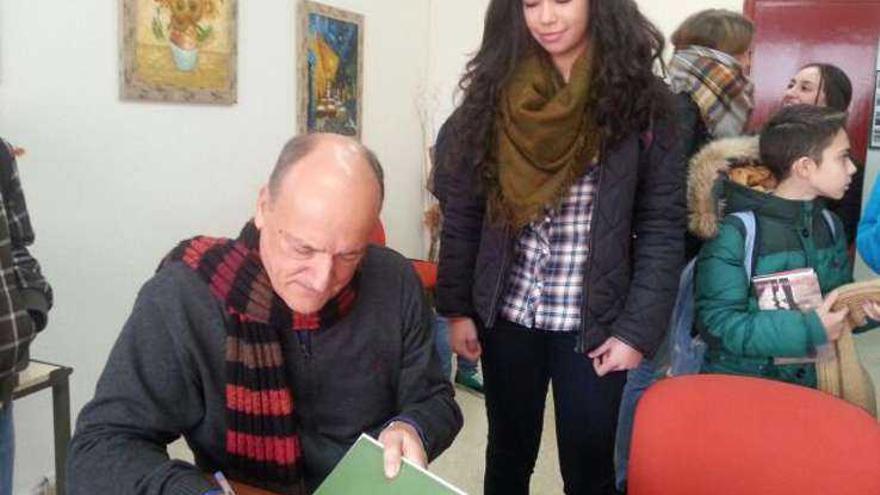 Martín Garzo dedica un ejemplar a una alumna.