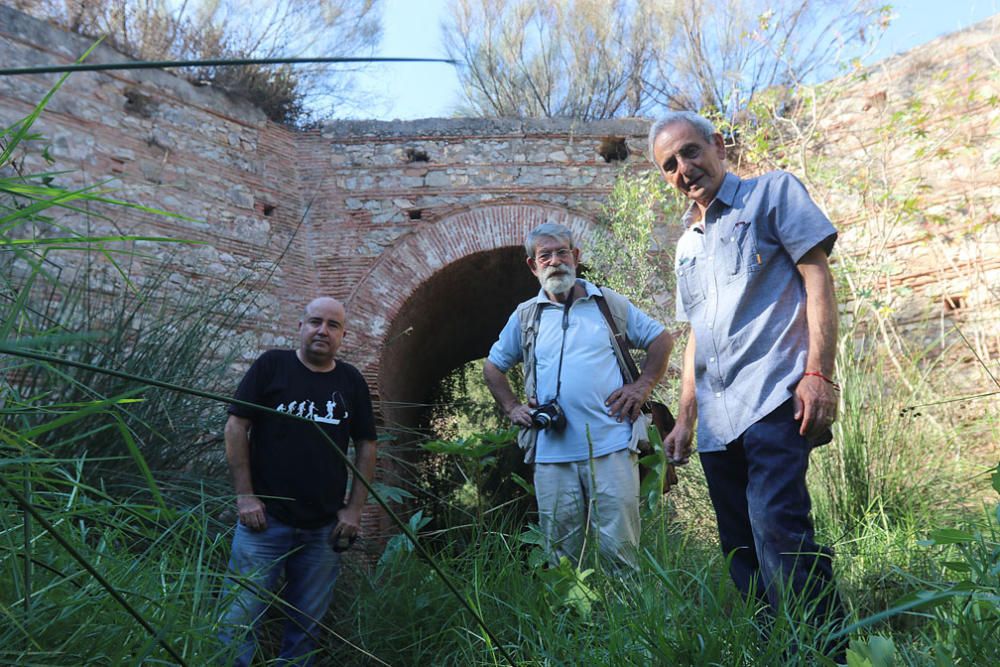 Alejandro Gallego (izq.), Julián Ramos y Francisco Leal delante del puente del arroyo del Judío el pasado martes.