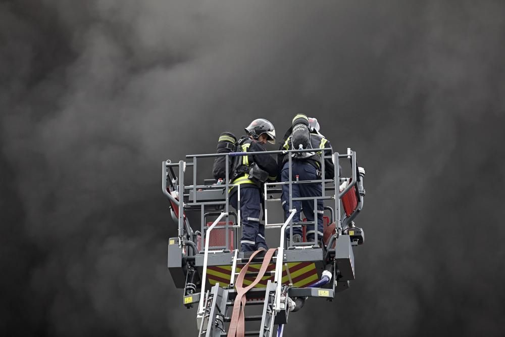 Arde una nave industrial abandonada en un polígono de Gijón