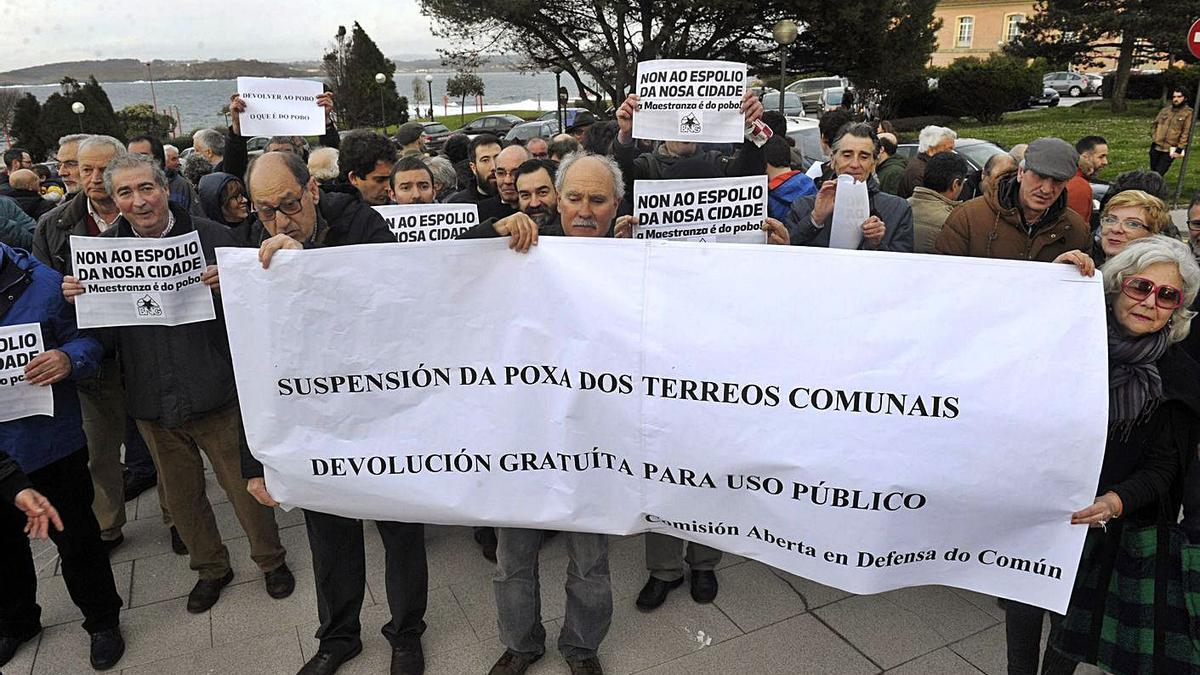 Manifestación de Defensa do Común en A Maestranza en 2016 a favor de la devolución de parcelas. |   // ECHAVE