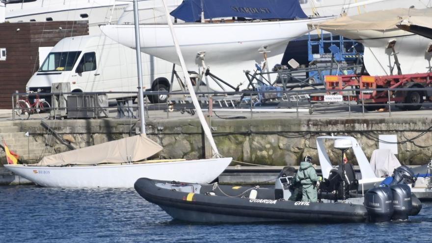 Una lancha de la Guardia Civil en el puerto deportivo junto al “Bribón”, a punto para la regata.