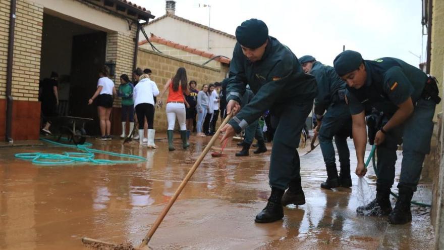 La Guardia Civil colabora en las tareas de limpieza del granizo en Roales del Pan (Zamora).