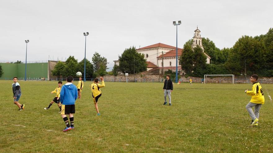 Niños jugando al fútbol en el campo del Puerto de Gijón