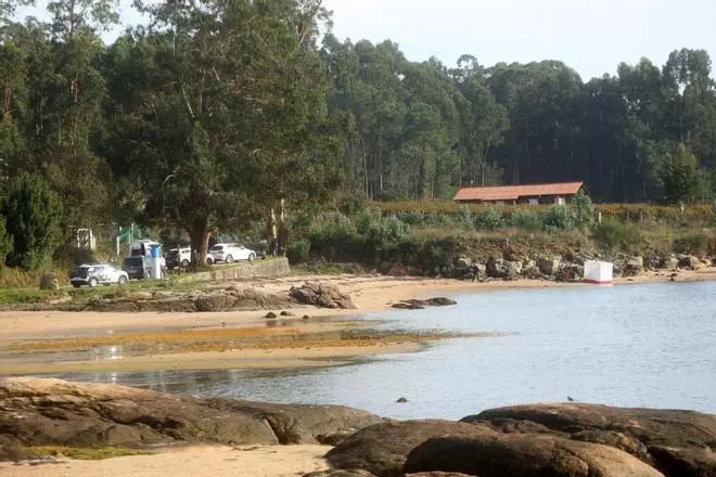 Aparece el cuerpo sin vida de una mujer flotando en el agua en Cambados
