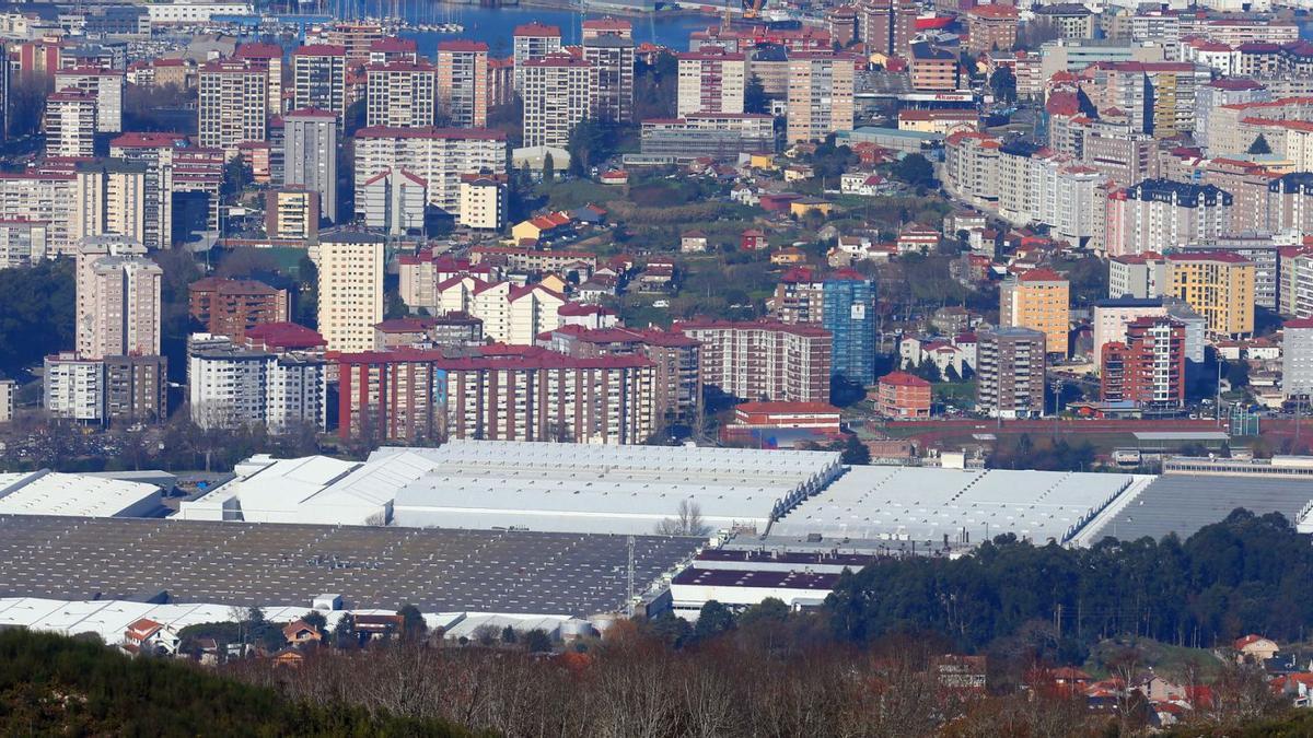 La factoría de Stellantis Vigo vista desde Valladares.   / MARTA G. BREA