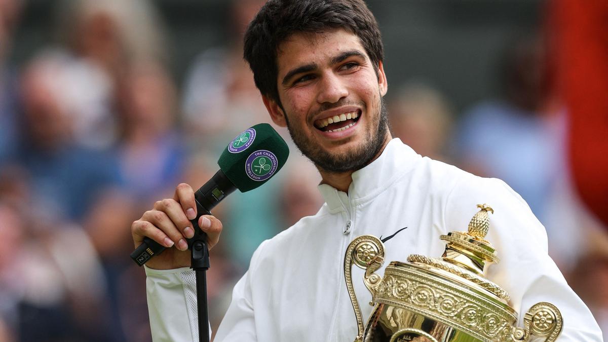 ¡A Alcaraz se le desmonta el trofeo de Wimbledon!