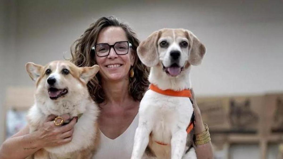 Noèlia Navarro amb els seus gossos Pili i Acho
