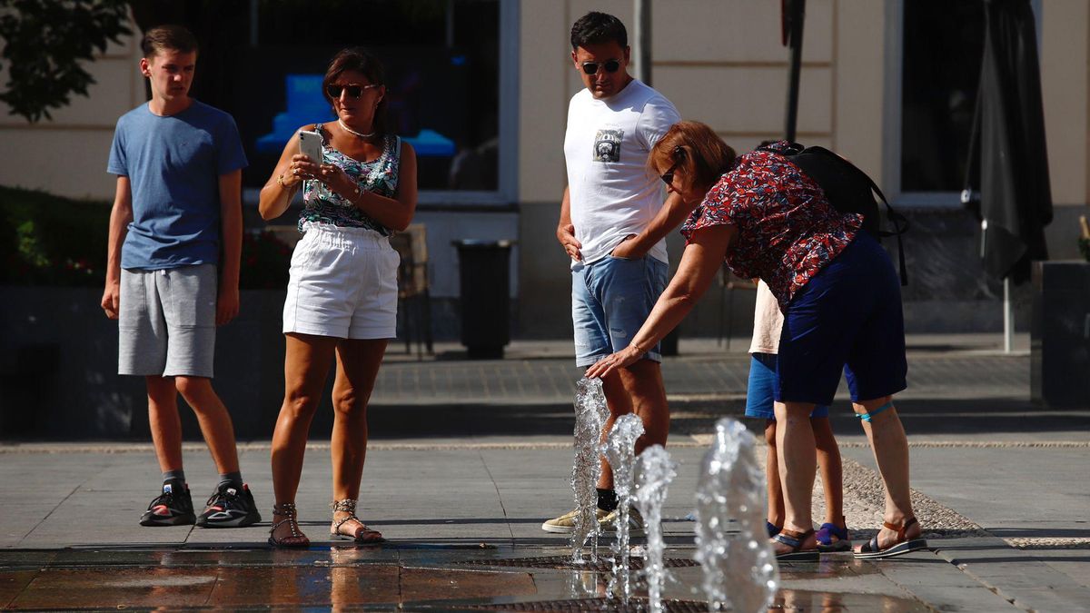 Una familia busca el frescor del agua en Las Tendillas en plena ola de calor.