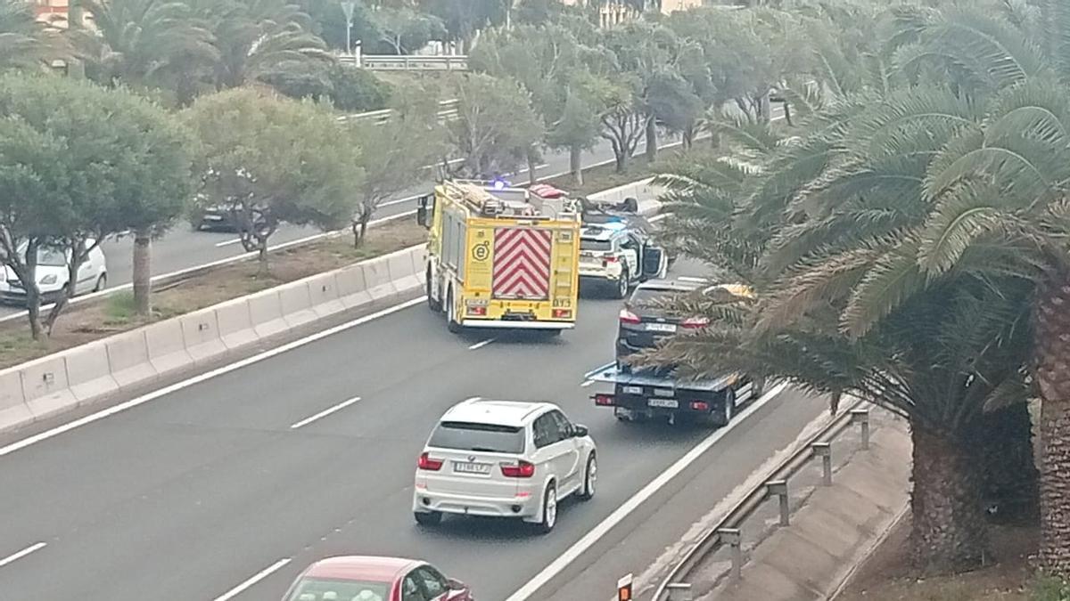 Vuelco de un coche en la GC-1 activa a bomberos y Guardia Civil