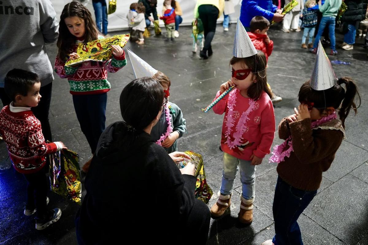Niñas y niños celebran la Nochevieja infantil de Salas.