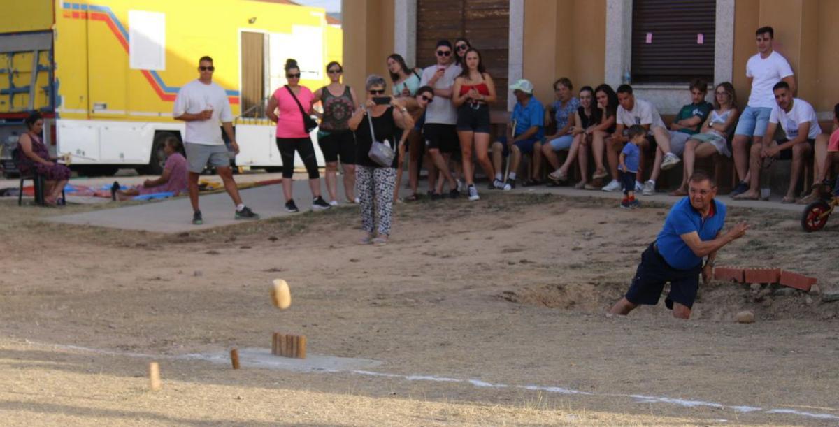 Otro vecino de la localidad tirando a los bolos tradicionales. | A. S.