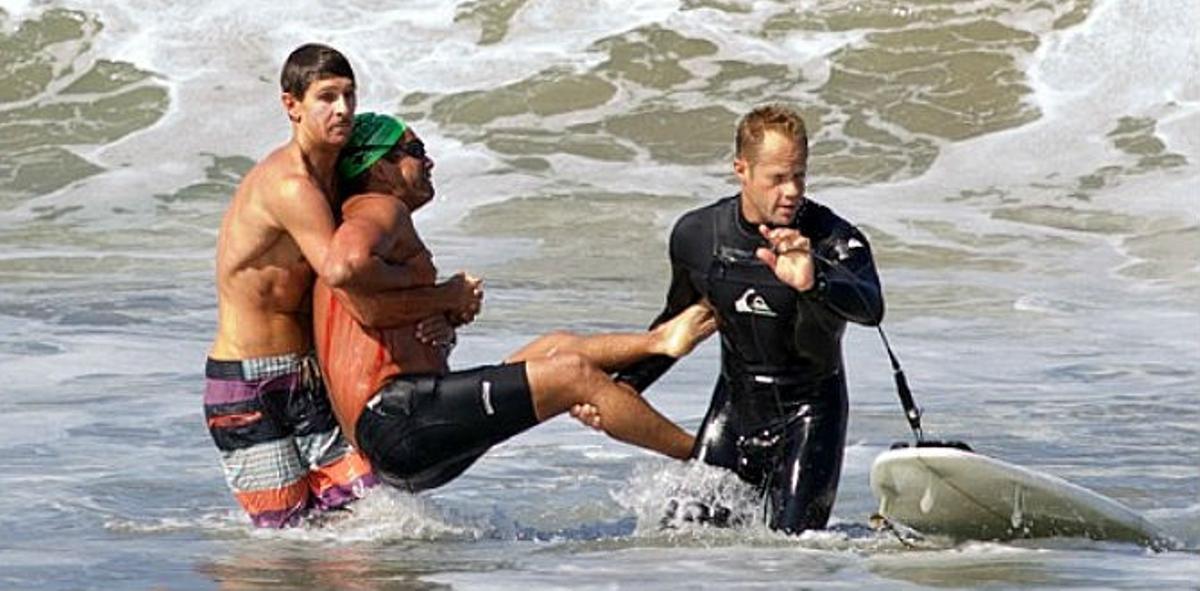 L’esqual estava rabiós perquè havia picat l’ham d’un pescador, a Manhattan Beach.