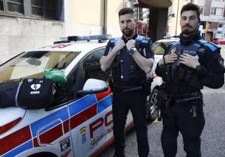 Hablan los policías de Gijón que salvaron la vida a un hombre en la plazuela: "El desfibrilador es clave"