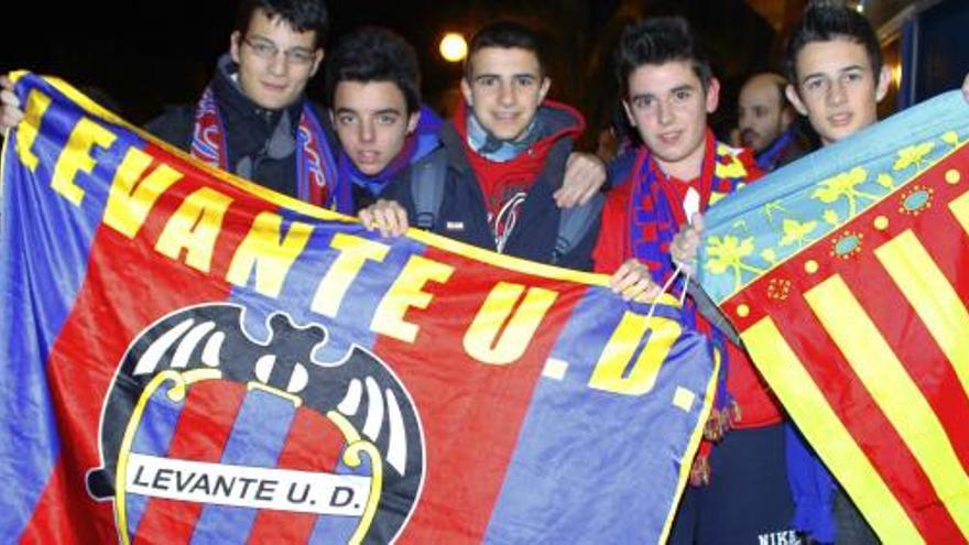 Aficionados granota antes de entrar a Mestalla.