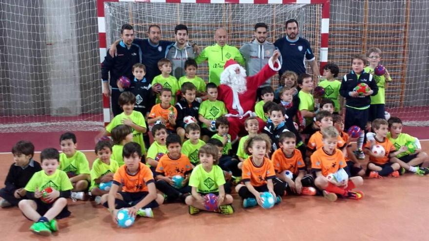 Navidad en el Palma: Papá Noel, en la escuela infantil con los jugadores