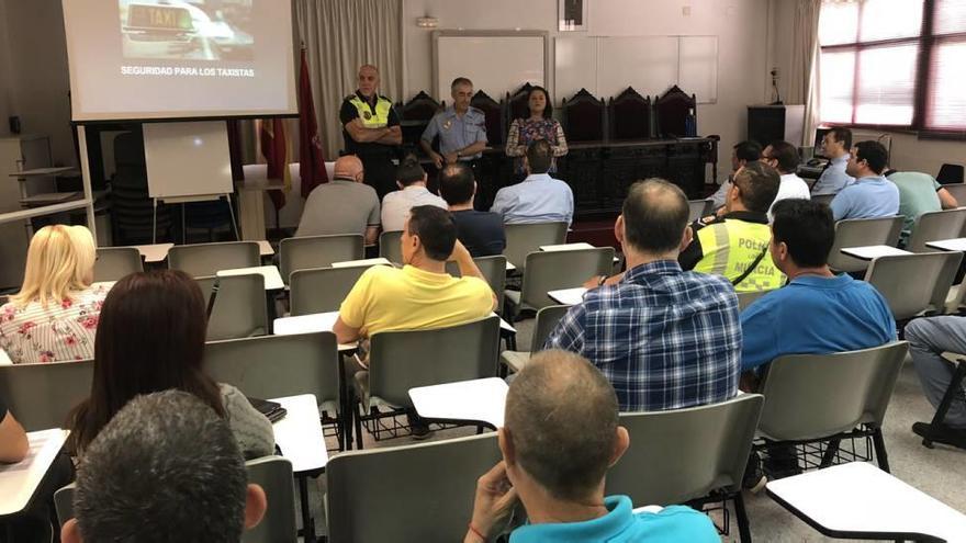 Charla ofrecida ayer por la Policía Local a taxistas que operan en el municipio de Murcia.