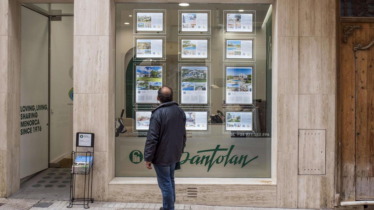Un ciudadano mira ofertas de viviendas en venta
