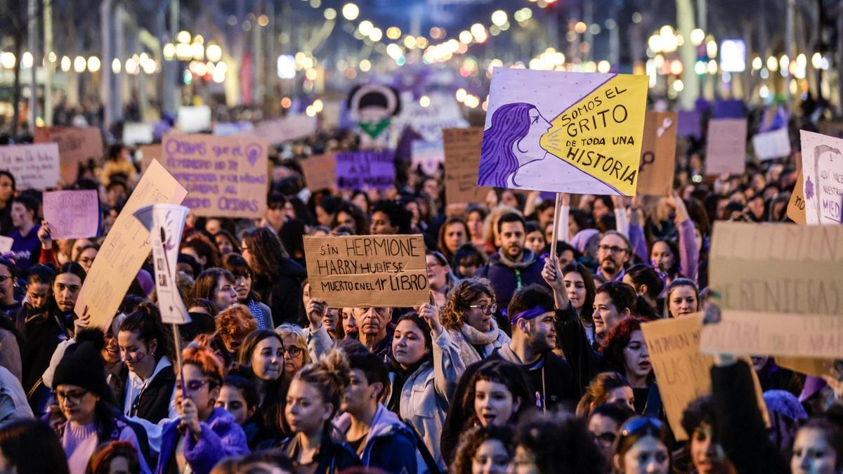 Miles de mujeres se manifiestan en Barcelona por el 8M