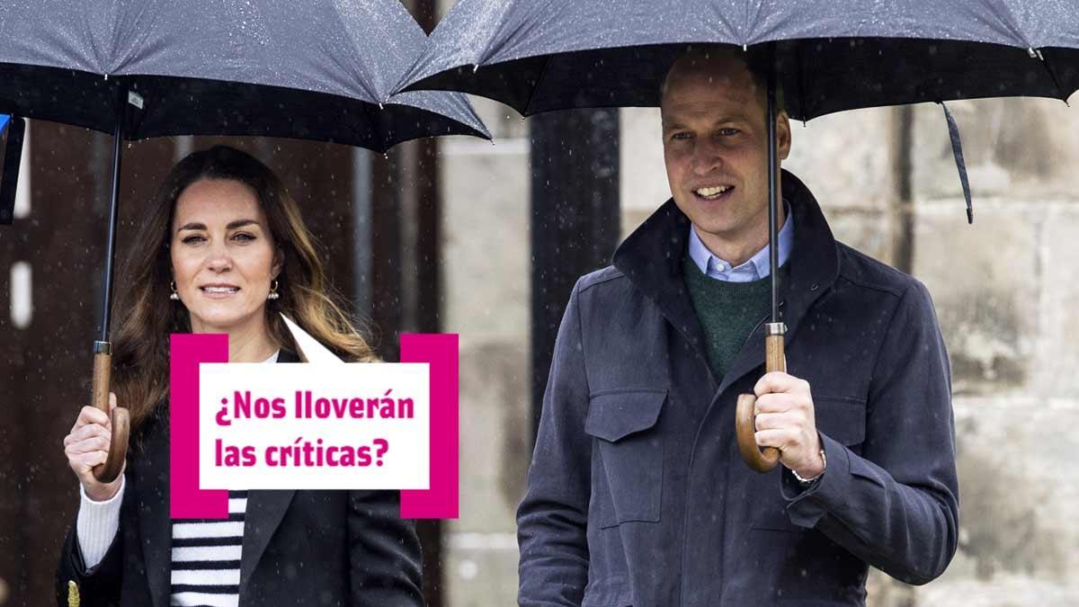 Kate Middleton y el príncipe Guillermo caminando bajo la lluvia