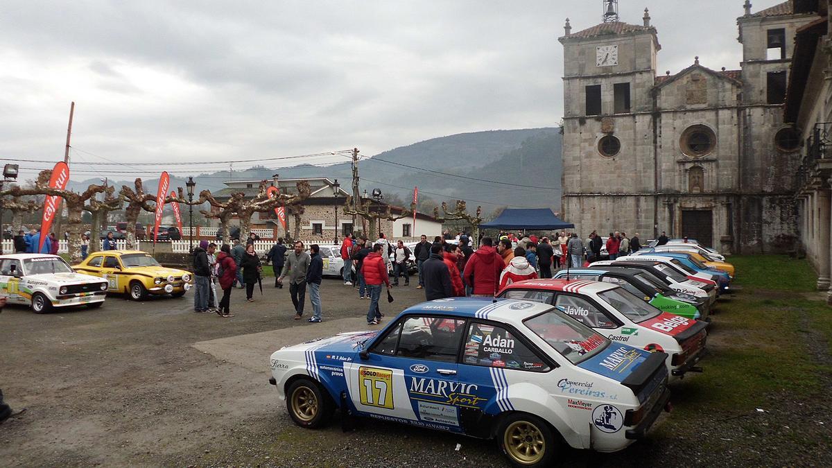 Los Ford Escort MKI y MKII, en la plaza El Campillo de Cornellana
