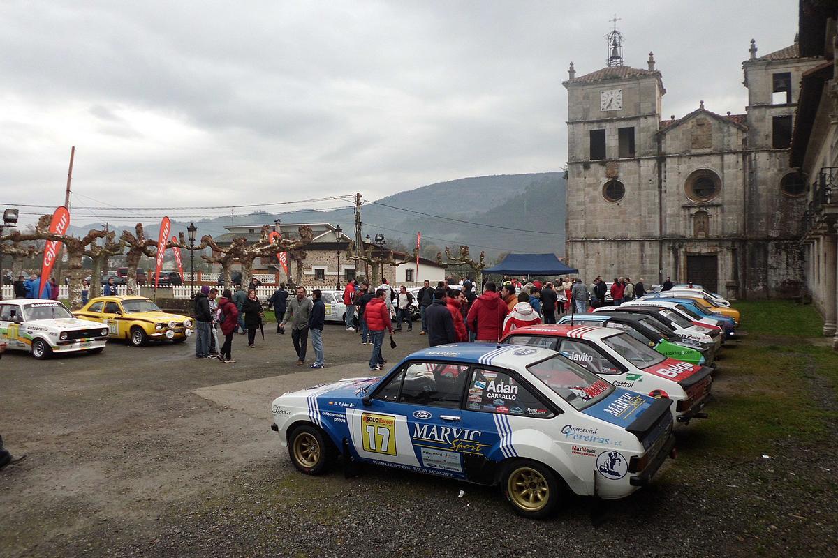 Los Ford Escort MKI y MKII, en la plaza El Campillo de Cornellana
