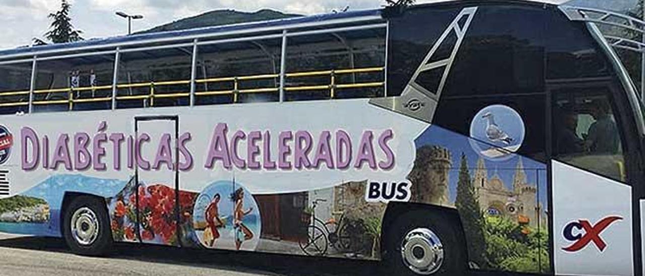 El bus turístico con el que Diabéticas Aceleradas recorrerá los pueblos este verano.