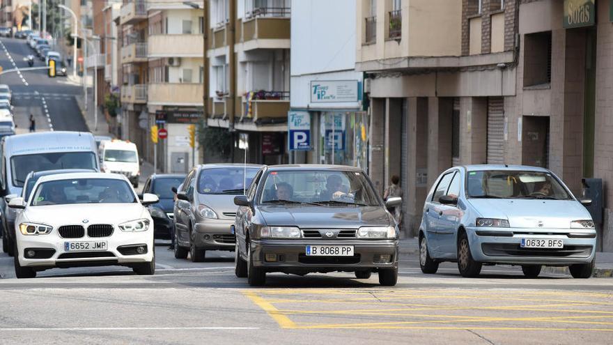 Circulació de cotxes, alguns sense etiqueta, al carrer Sant Cristòfol de Manresa