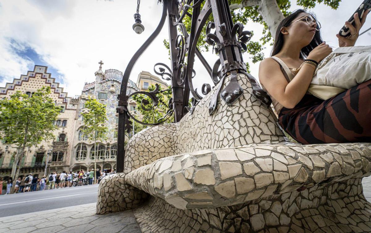 Barcelona repara els bancs fanal després dels pedaços virals