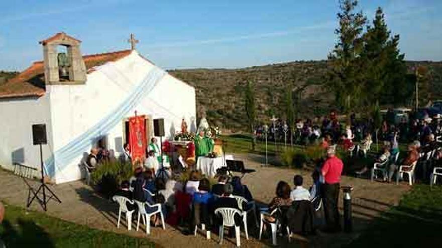 Desarrollo de la celebración religiosa en el exterior de la ermita de Santa Catalina, de Miranda do Douro.