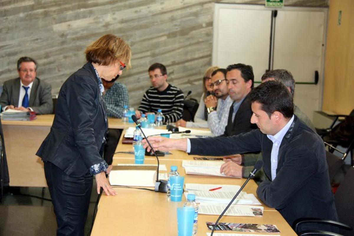 La fins ara vicepresidenta del Consell Comarcal del Gironès, Cuca Mascort (PP), jurant el càrrec davant del president, Jaume Busquets (CiU) La fins ara vicepresidenta del Consell Comarcal del Gironès, Cuca Mascort (PP), jurant el càrrec davant del president, Jaume Busquets (CiU)