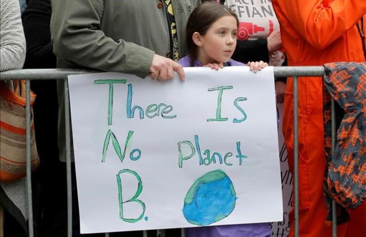 zentauroepp38143741 protesters line central park west during the earth day  marc170422175557