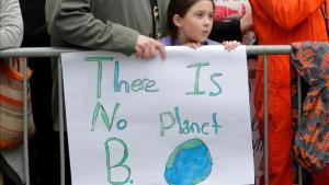 Marcha por la Ciencia en Nueva York. Una niña, junto a una pancarta que recuerda que no hay otro planeta, por ahora, en el que vivir. 