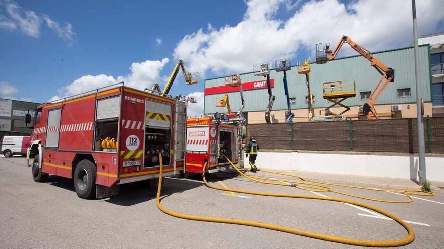 Así ha sido el incendio que ha quemado dos vehículos elevadores en Ibiza