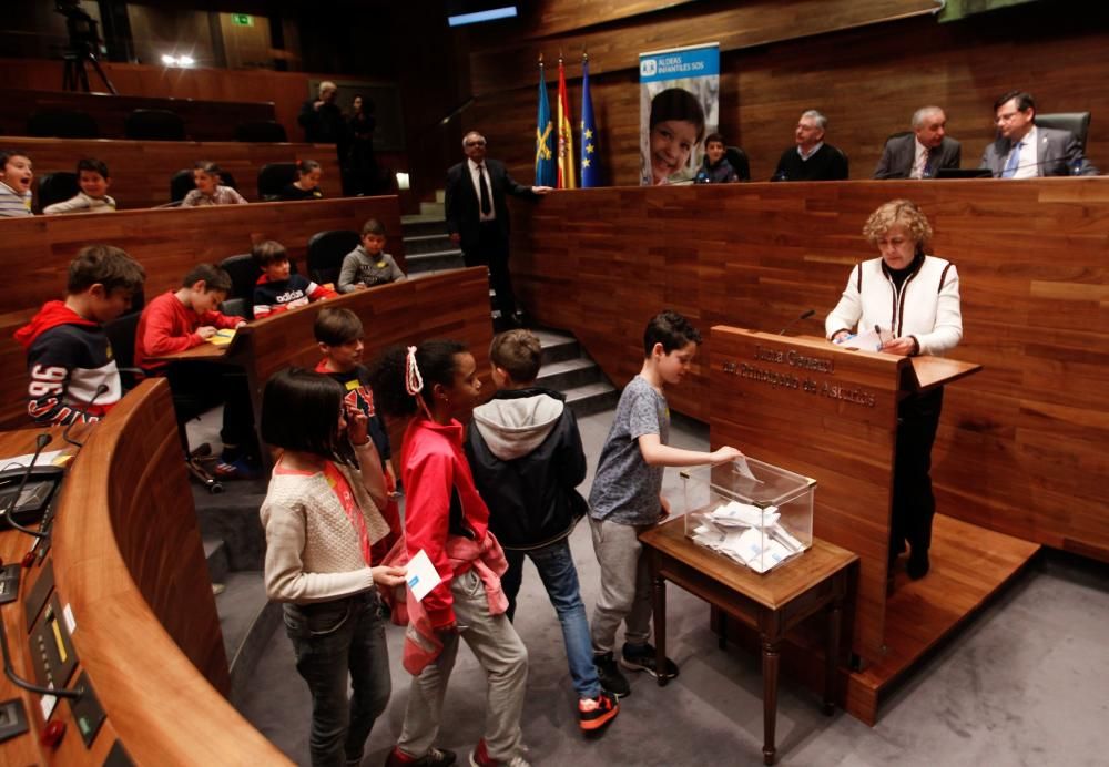 Sesenta escolares asturianos se convierten en diputados por un día