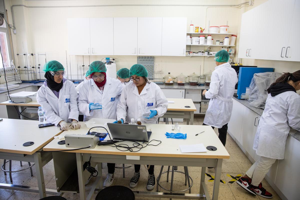 Participantes en el certamen Pompeu Skills, este viernes en el instituto Pompeu Fabra de Badalona.