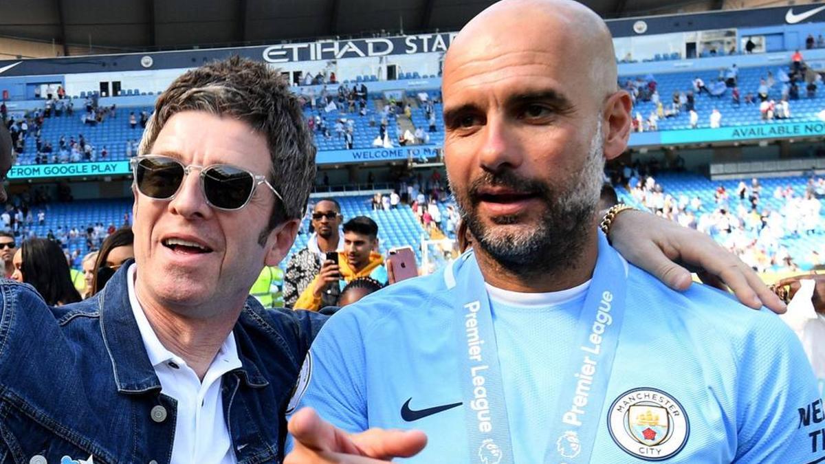 Noel Gallagher, componente de Oasis, con Pep Guardiola, entrenador del Manchester City, en una celebración de la Premier.