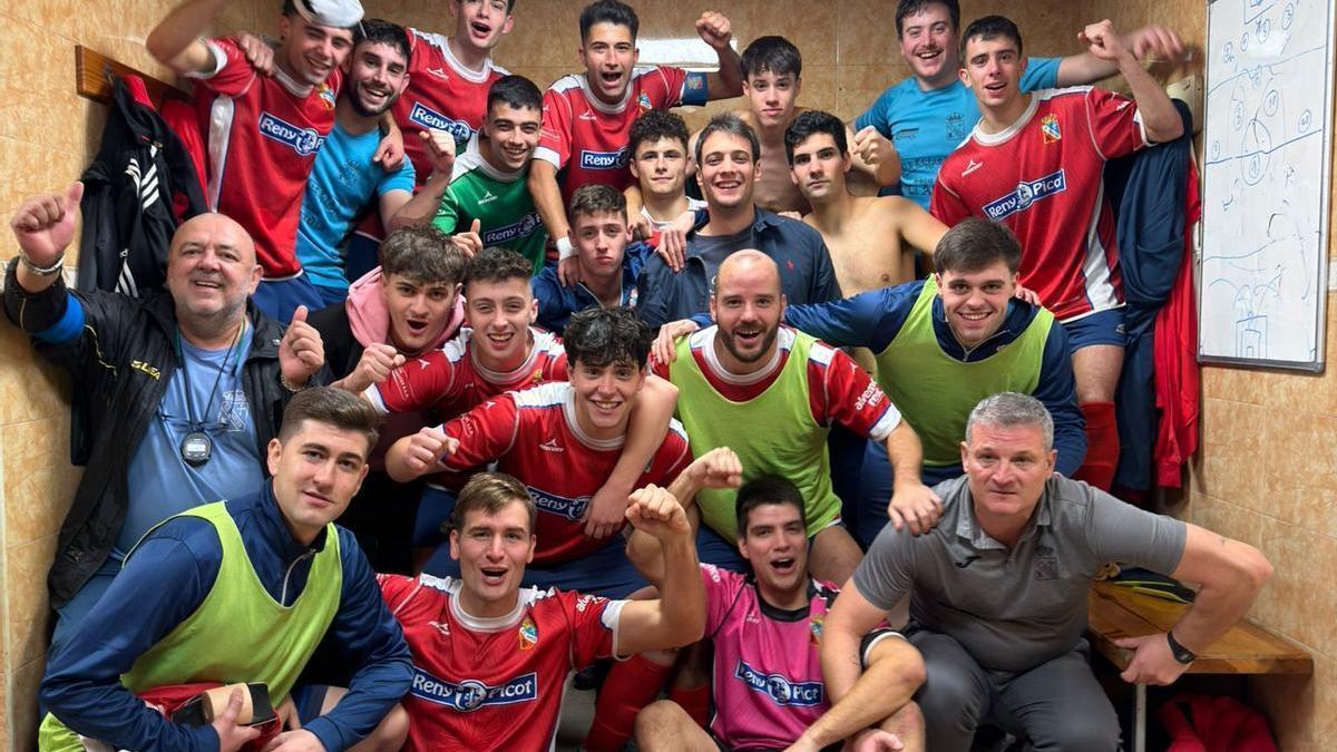 Los jugadores y el equipo técnico del Narcea en el vestuario celebrando la victoria.