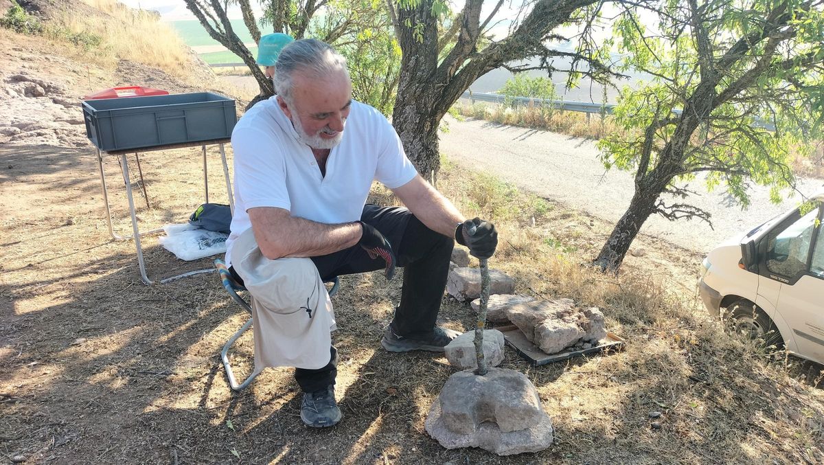 Carlos Sanz Mínguez muestra el funcionamiento de un molino con las estructuras halladas en El Viso