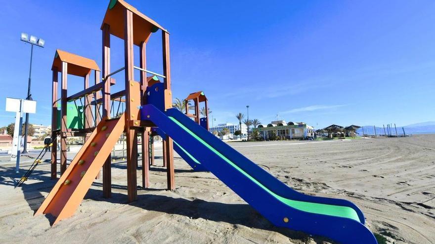 Torremolinos instala parques infantiles en las playas de Los Álamos, Costa Lago, Bajondillo y La Carihuela