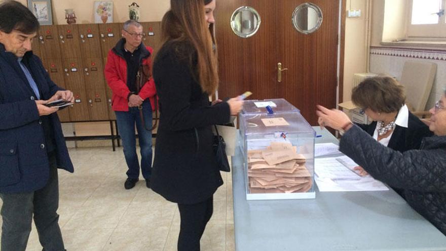 Votants en un col·legi electoral de Figueres.